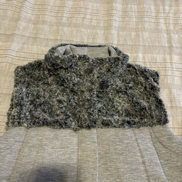 The North Face Womens Hybrination Thermal 3D Faux Fur Vest Gray SMALL - Picture 4 of 11